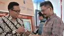 CEO KapanLagi Youniverse (KLY) Steve Christian menerima kartu Perfeq Rider dari Dirut PT Railink Heru Kuswanto, Jakarta, Rabu (31/10). Pemberian kartu sebagai apresiasi terhadap Steve sebagai pengguna rutin kereta bandara. (Merdeka.com/Iqbal S. Nugroho)