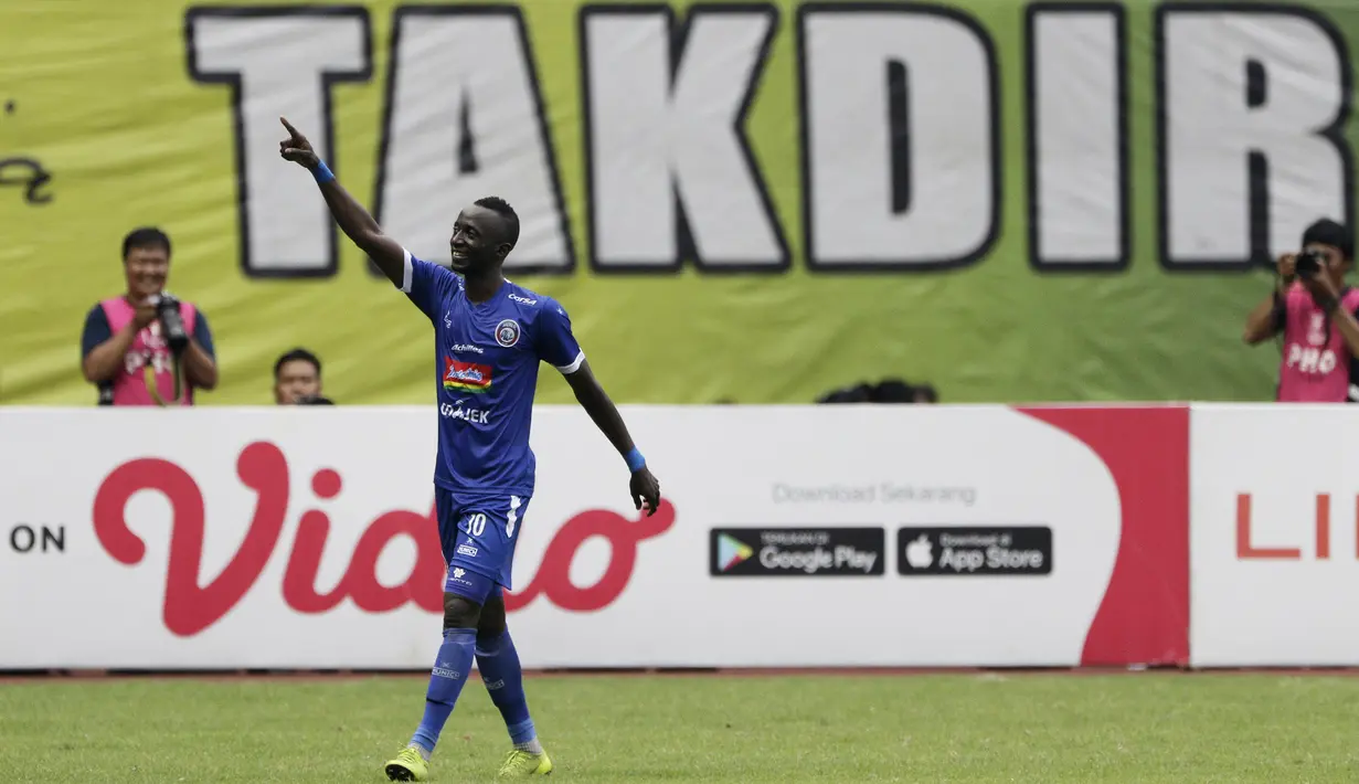 Gelandang Arema FC, Makan Konate, merayakan gol ke gawang Bhayangkara FC pada laga perempat final Piala Presiden 2019 di Stadion Patriot, Bekasi, Sabtu (30/3). Bhayangkara kalah 0-4 dari Arema. (Bola.com/Yoppy Renato)