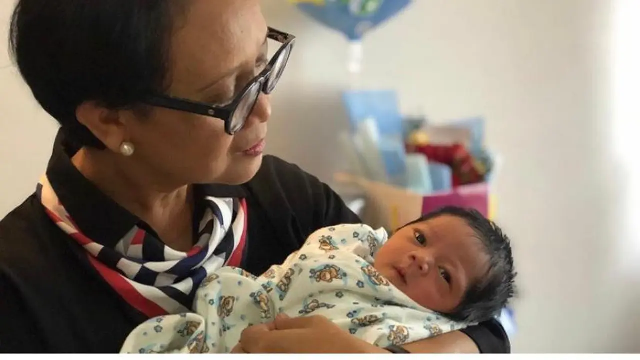 Menlu RI Retno Marsudi menyambut kelahiran cucu laki-lakinya.