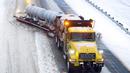 Sejumlah truk membersihkan salju dari jalanan di Clemmons, North Carolina, Amerika Serikat, 16 Januari 2022. Badai musim dingin membawa campuran salju, hujan es, dan angin dengan akumulasi total 2- 3 inci di wilayah Triad. (Walt Unks/The Winston-Salem Journal via AP)