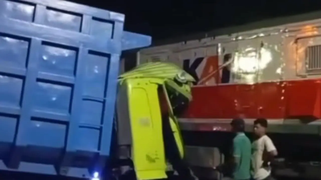 Kecelakaan Kereta di Perlintasan Sebidang Terjadi Lagi, Truk Tertemper KA Dhoho di Blitar