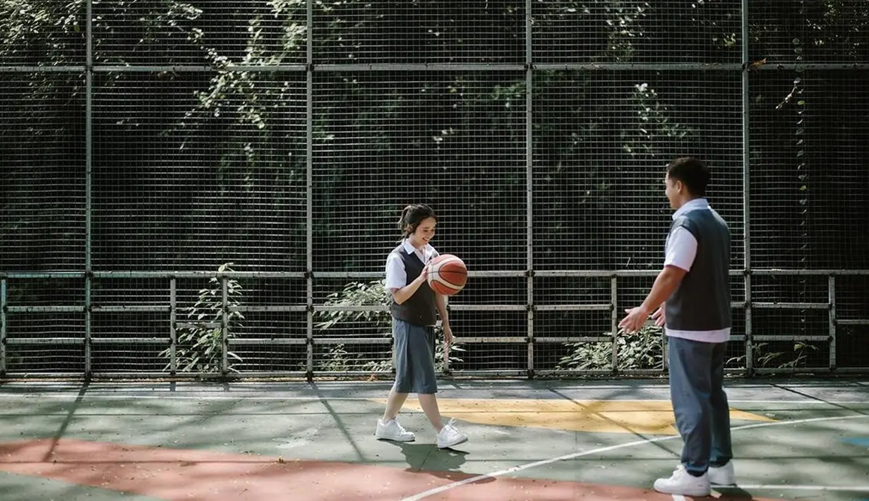 Dalam momen pemotretan terbaru keduanya, pasangan kekasih yang akan segera menikah ini tampil kompak dengan busana khas anak SMA. Abadikan foto di lapangan basket, pasangan ini terlihat serasi dan menawan. (Liputan6.com/IG/@gritteagathaa)