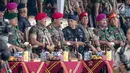 Panglima TNI Marsekal Hadi Tjahjanto berbincang dengan Kapolri Jenderal Tito Karnavian saat menghadiri peringatan ulang tahun ke-67 Komando Pasukan Khusus (Kopassus) di Markas Kopassus, Cijantung, Jakarta, Rabu (24/4). (Liputan6.com/Faizal Fanani)