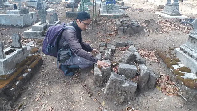 Ratusan pemuncak (puncak) candi dan material candi kuno lainnya ditemukan digunakan untuk nisan makam di Dieng Kulon, Batur Banjarnegara. (Foto: Liputan6.com/KCB Banjarnegara/Muhamad Ridlo)