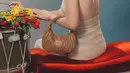 Gigi Hadid sukses menampilkan warna baru dari tas ikonik Miu Miu dengan halus [Miu Miu]