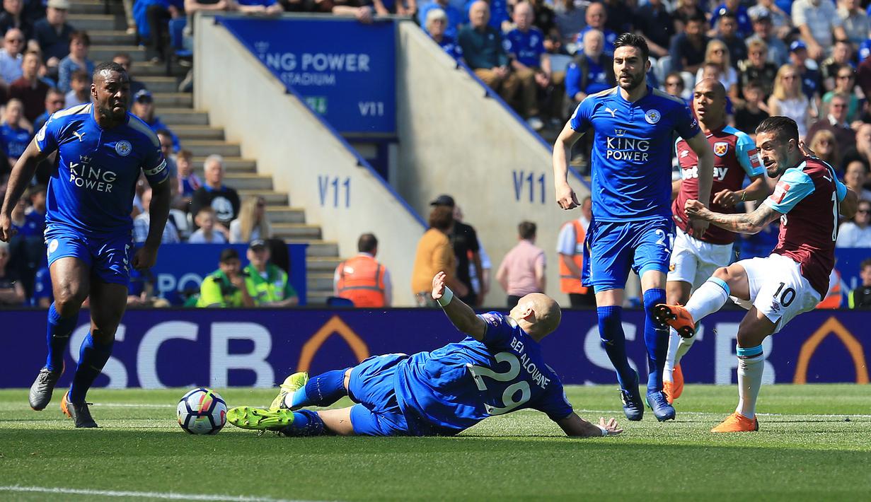 Pemain West Ham United, Manuel Lanzini (kanan) melepaskan tembakan ke gawang Leicester City pada lanjutan Premier League di King Power Stadium, Leicester, (5/5/2018).  West Ham menang 2-0. (AFP/Lindsey Parnaby)