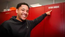 Vitor Roque memamerkan namanya yang sudah tertulis di ruang ganti Barcelona. (Dok. FC Barcelona)