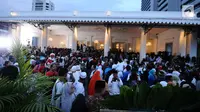 Warga memadati depan gedung Balai Kota Jakarta, Senin (16/10). Ribuan warga menyambut kedatangan Anies Baswedan dan Sandiaga Uno pasca dilantik sebagai Gubernur dan Wakil Gubernur. (Liputan6.com/Helmi Fithriansyah)