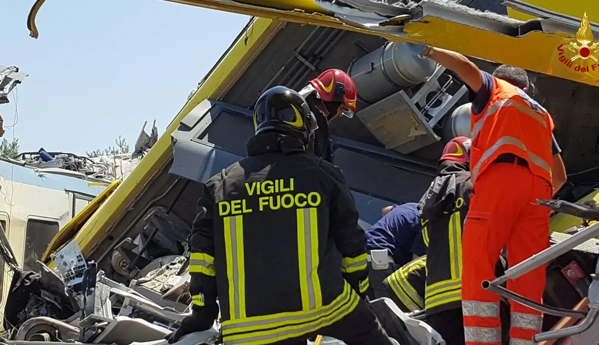 Petugas saat memeriksa kondisi kereta yang alami kecelakaan di di desa selatan Corato, Bari, Italia, (12/7). Sedikitnya 11 orang tewas dan puluhan luka-luka akibat tabrakan kedua kereta tersebut. (Italian Firefighters/REUTERS)