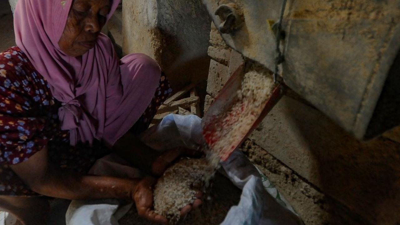 Harga beras di penggilingan padi di kawasan Ciampea, Bogor mengalami kenaikan Rp 2000 dalam waktu kurang lebih sepekan. Foto: merdeka.com / Arie Basuki<br>