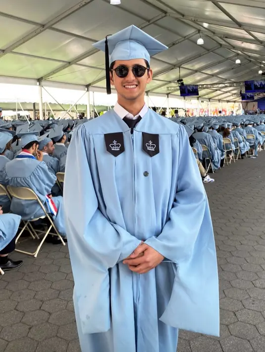 "Lulus dari Columbia University. Alhamdulillah masih terasa seperti mimpi, terutama dengan kehadiran keluatga di sini," tulis Randy Bachtiar mengiringi foto dengan menggunakan bahasa Inggris. [Instagram/randybachtiar]