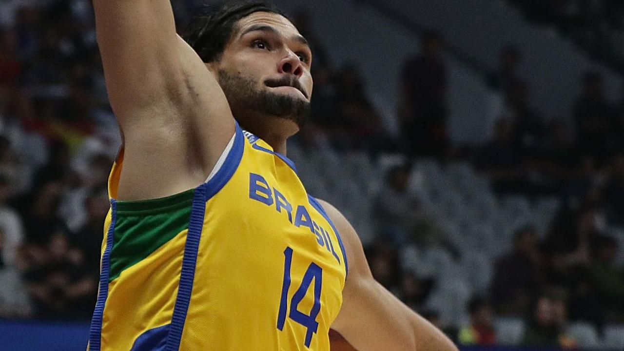 Pemain timnas basket Brasil, Leonardo Meindl saat melawan Spanyol pada penyisihan Grup G FIBA World Cup 2023 di Indonesia Arena, Gelora Bung Karno, Jakarta, Senin (28/8/2023).