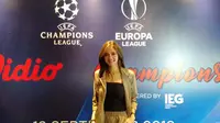 Kartika Berliana menjadi salah satu presenter Liga Champions dan Liga Europa yang disiarkan oleh Vidio melalui live streaming. (Liputan6.com/Cakrayuri)