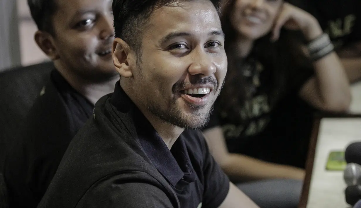 Aktor Chicco Jerikho bersama personel Humble Glam saat ditemui dikawasan Jakarta, Rabu (28/3). Humble Glam sendiri merupakan geng yang berisikan delapan selebriti Indonesia. (Liputan6.com/Faizal Fanani)
