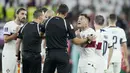 Menurut mereka, sang wasit beberapa kali mengambil keputusan salah hingga memberikan tambahan waktu yang begitu sedikit. (AP/Ricardo Mazalan)