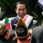 Presiden Jokowi bersama Putra Mahkota Abu Dhabi, Sheikh Mohamed Bin Zayed Al Nahyan menyapa sejumlah anak berpakaian daerah saat kunjungan kenegaraan di Istana Bogor, Kamis (24/7/2019). Keduanya menggelar pertemuan bilateral guna membahas sejumlah kerja sama. (Willy Kurniawan/Pool Photo via AP)