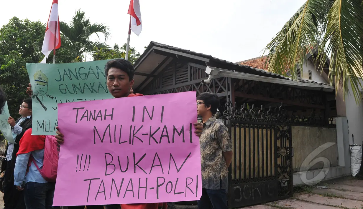 Warga perumahan Pati Polri membentangkan tulisan menolak penggusuran rumah mereka di Cipinang Baru Bunder, Jakarta, Selasa (26/5/2015). Sebanyak 6 rumah yang telah memiliki girik/bukti pembelian selama 48 tahun akan digusur. (Liputan6.com/Herman Zakharia)