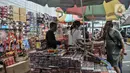 Pembeli melihat berbagai jenis kembang api yang dijual di Pasar Asemka, Jakarta, Selasa (28/12/2021). Pedagang di Pasar Asemka pun mengaku penjualan petasan dan kembang api saat ini mengalami penurunan. (merdeka.com/Iqbal S Nugroho)