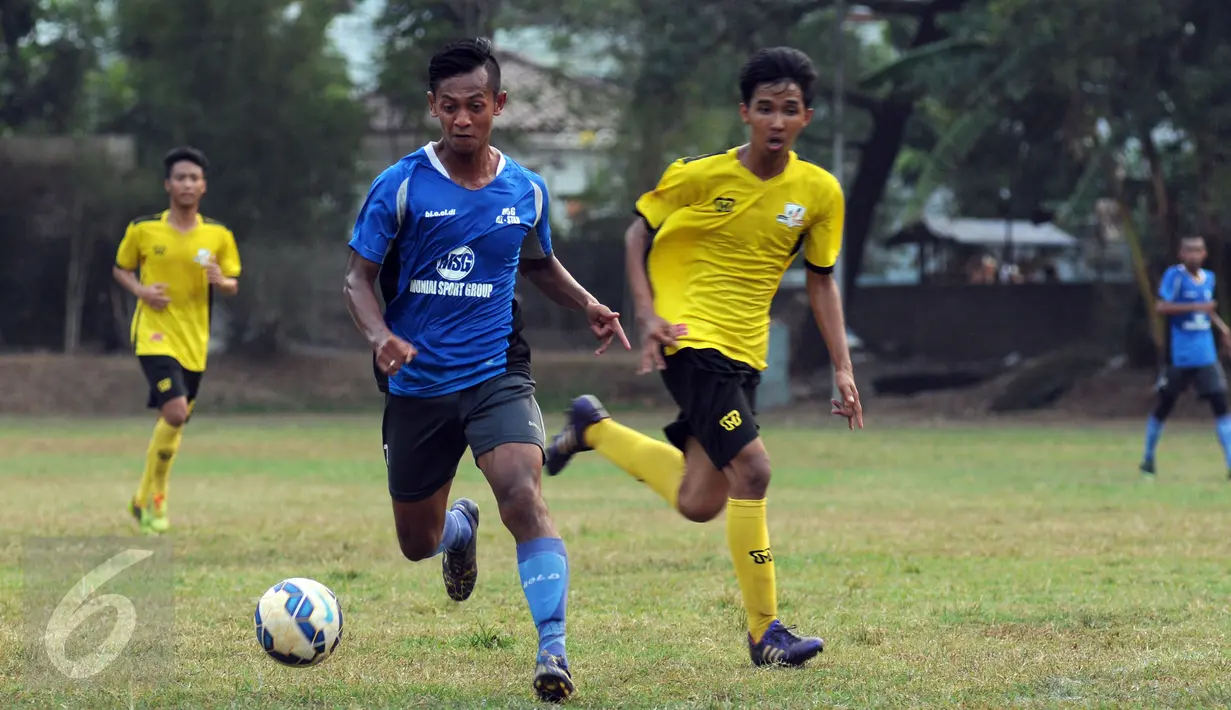 Penyerang PBR, Yongki Aribowo (kedua kiri) menggiring bola saat uji coba dengan Villa 2000 di Lapangan ISCI, Ciputat, Tangerang, Kamis (5/11/2015). Laga ini persiapan PBR menghadapi turnamen Piala Jenderal Sudirman. (Liputan6.com/Helmi Fithriansyah) 