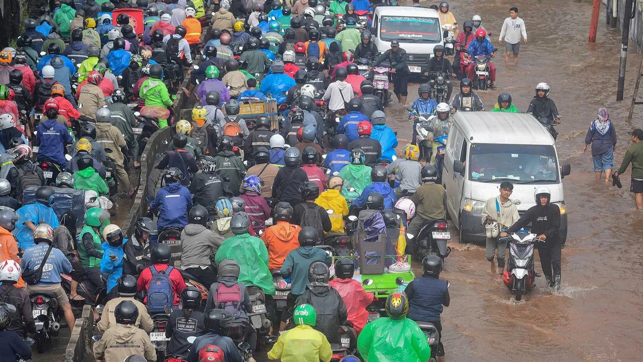 FOTO: Ratusan Pemotor Antre Menembus Banjir di Jalan Daan Mogot Jakbar