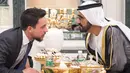 Putra Mahkota Yordania Hussein bin Abdullah (kiri) berbincang dengan Sheikh Mohammed bin Rashid al-Maktoum dalam pertemuan untuk membahas krisis ekonomi Yordania di Mekah, Arab Saudi, Senin (11/6). (Bandar Al-Jaloud/Saudi Royal Palace/AFP)
