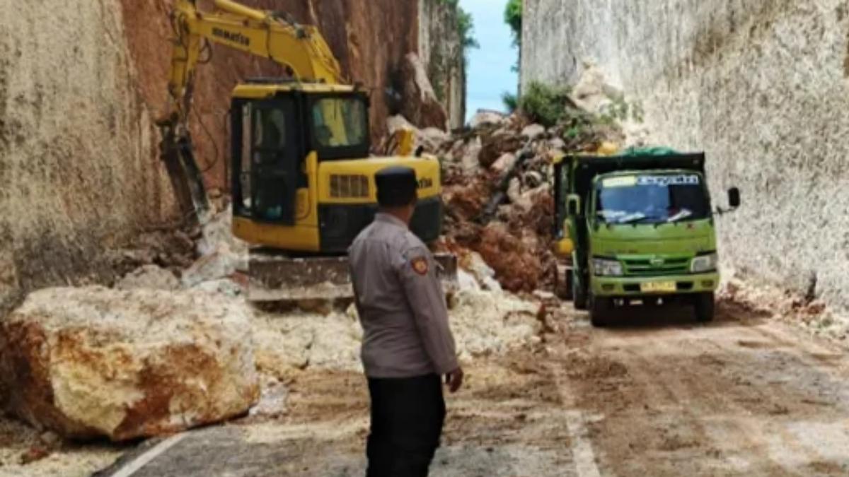 Tebing Tanah Barak yang Viral di Bali Longsor, Aktivitas Wisata Setop Sementara