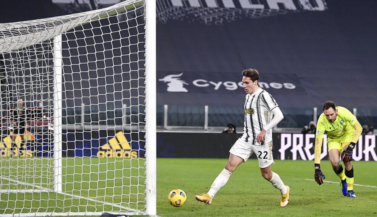 Pemain Juventus, Federico Chiesa, mencetak gol ke gawang SPAL pada laga Coppa Italia di Stadion Allianz, Rabu (27/1/2021). Juventus menang dengan skor 4-0. (Fabio Ferrari/LaPresse via AP)