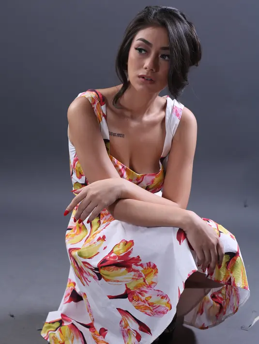 Pertama, janda dua anak itu menjawab tuduhan menjadi orang ketiga dalam hubungan Stefan William dan Natasha Wilona. Ia mengaku kenal setelah beberapa bulan putus dari Wilona. (Foto Ekslusif, Febio Hernanto/Bintang.com)