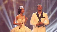 Rini Wulandari dan Sammy Simorangkir tampil Kompak dengan gaun pengantin dan tuksedo klasik