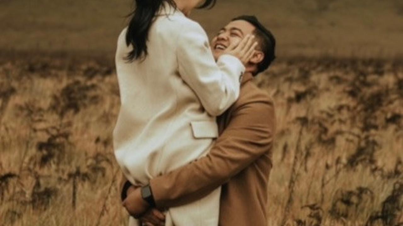 Prewedding pasangan ini sudah diambil awal tahun 2023. Memang foto prewedding diambil di kawasan Bromo.