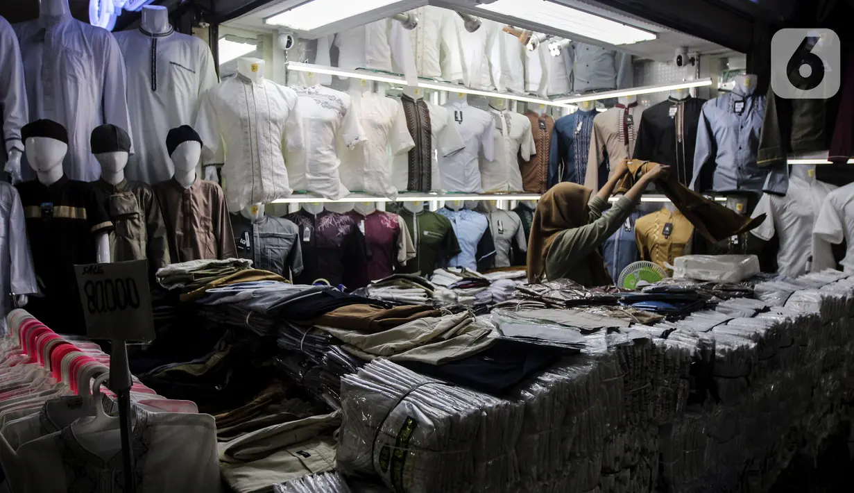 Di Indonesia, mayoritas adalah Muslim sehingga konsumen baju Muslim dipastikan selalu ada. Apalagi menjelang ramadhan dan Idul Fitri banyak masyarakat membeli baju baru.  (Liputan6.com/Johan Tallo)