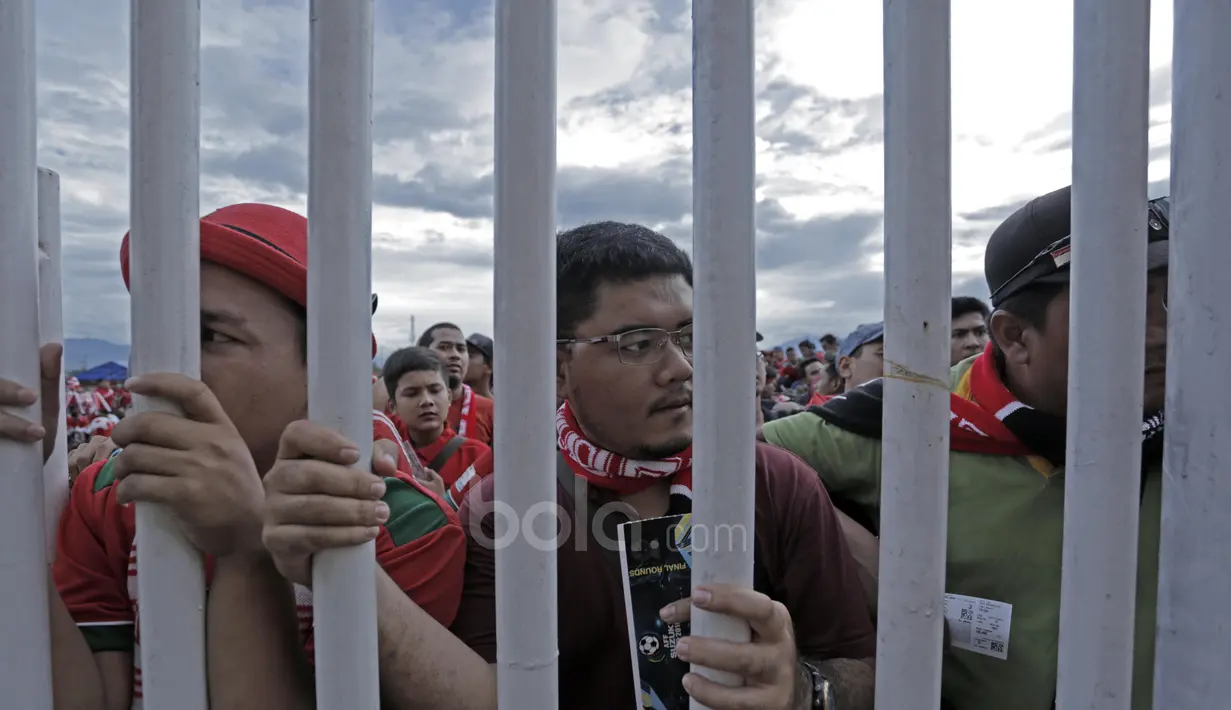 Ekspresi Suporter Timnas Indonesia menanti dibukanya pintu masuk Stadion Pakansari, Bogor, (03/12/2016). (Bola.com/Peksi Cahyo)