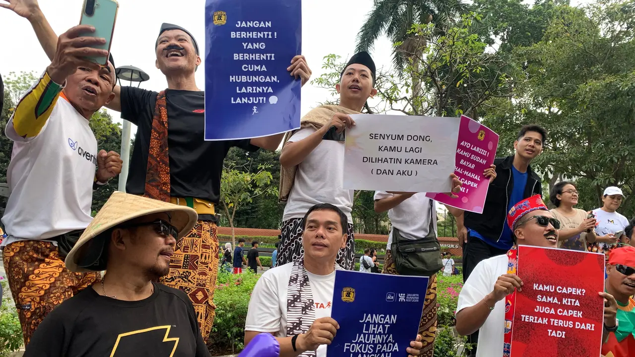 Aksi Suporter dengan Poster Unik di myBCA Jakarta Running Festival 2026