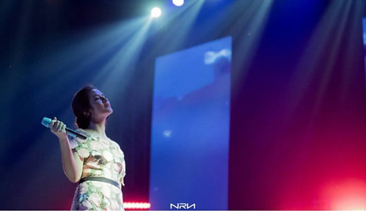 Penyanyi 27 tahun itu tampil dengan balutan dress nuansa hijau dan pink bermotif bunga menjadikan semakin terlihat anggun. Belum lama ini, ia juga mendapat kejutan dari temannya yakni bridal shower atau malam pesta lajang. (Instagram/nareend)