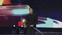 Bek Arema FC, Hamka Hamzah, menerima penghargaan sebagai bek terbaik pada Indonesian Soccer Awards 2019 di Studio Indosiar, Jakarta, Jumat (10/12). Acara ini diadakan oleh Indosiar bersama APPI. (Bola.com/M Iqbal Ichsan)