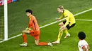 Namun usai berhasil membobol gawang Sevilla, Erling Haaland, gantian mengejek kiper Sevilla, Yassine Bounou.(Photo by Ina Fassbender / various sources / AFP)