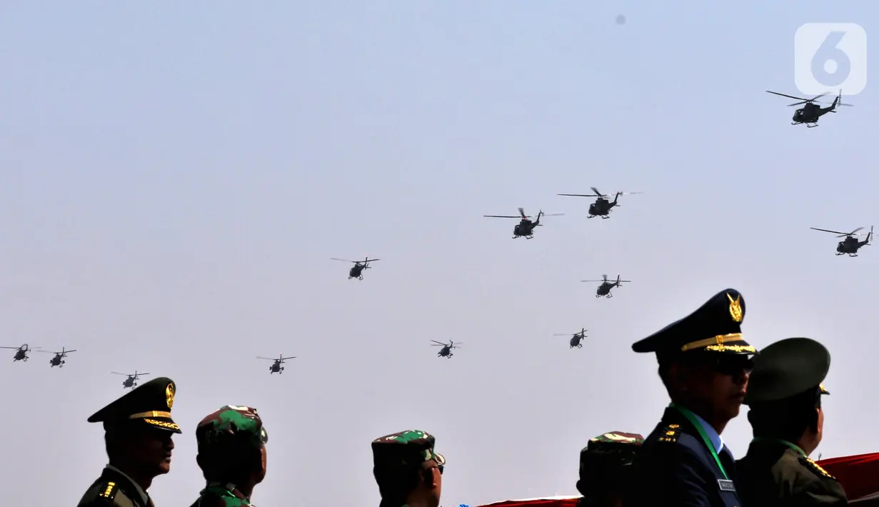 Prajurit TNI Angkatan Udara unjuk kebolehan dalam atraksi akrobatik helikopter pada perayaan HUT ke-74 TNI di Taxy Way Echo Lanud Halim Perdanakusuma, Jakarta Timur, Sabtu (5/10/2019). HUT ke-74 TNI juga menampilkan sejumlah alat utama sistem persenjataan (Alutsista). (Liputan6.com/JohanTallo)