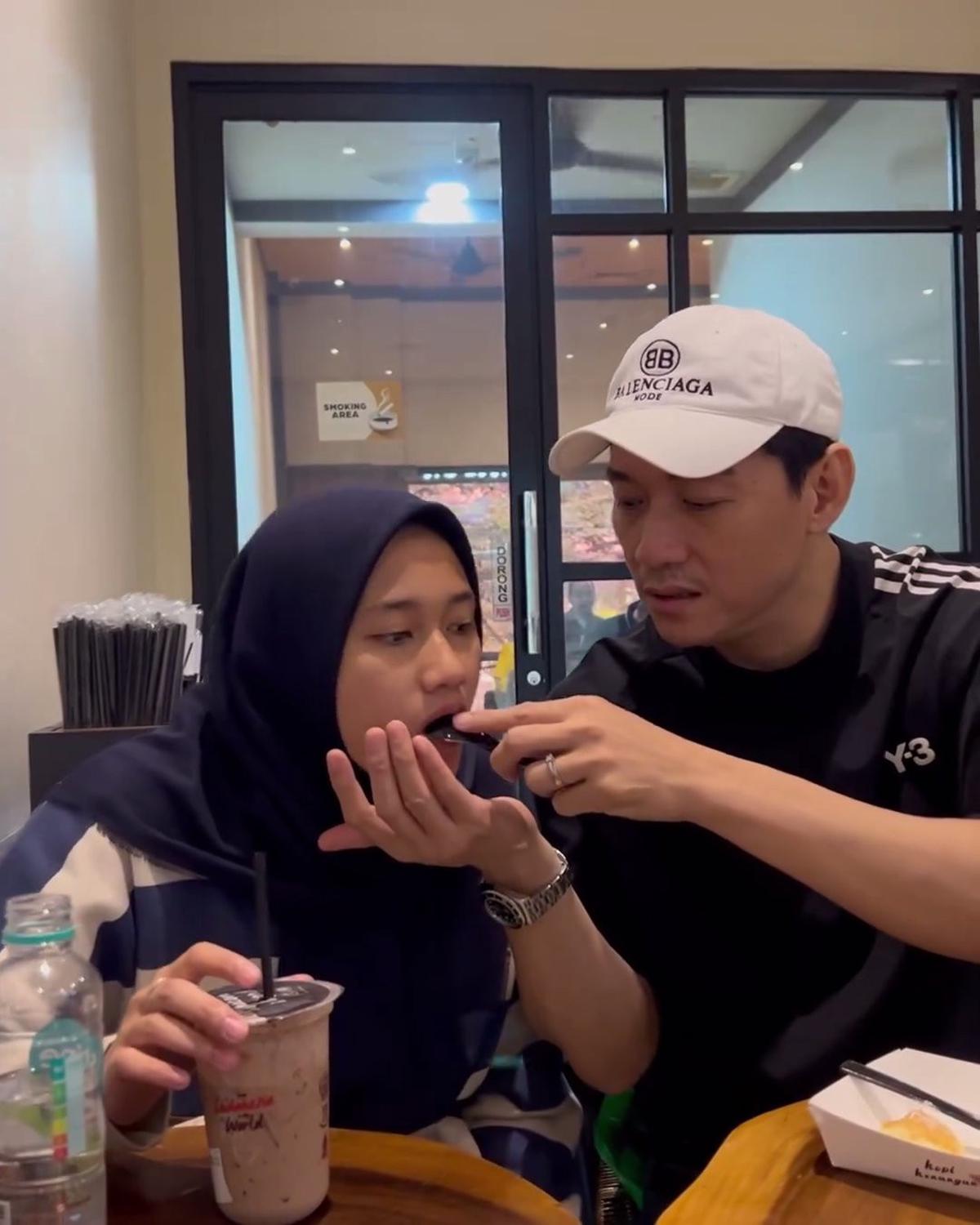 7 Potret Ifan Seventeen Bersama Anak Perempuannya, Suapi Sang Putri - Antar ke Bandara Mau Balik Pesantren