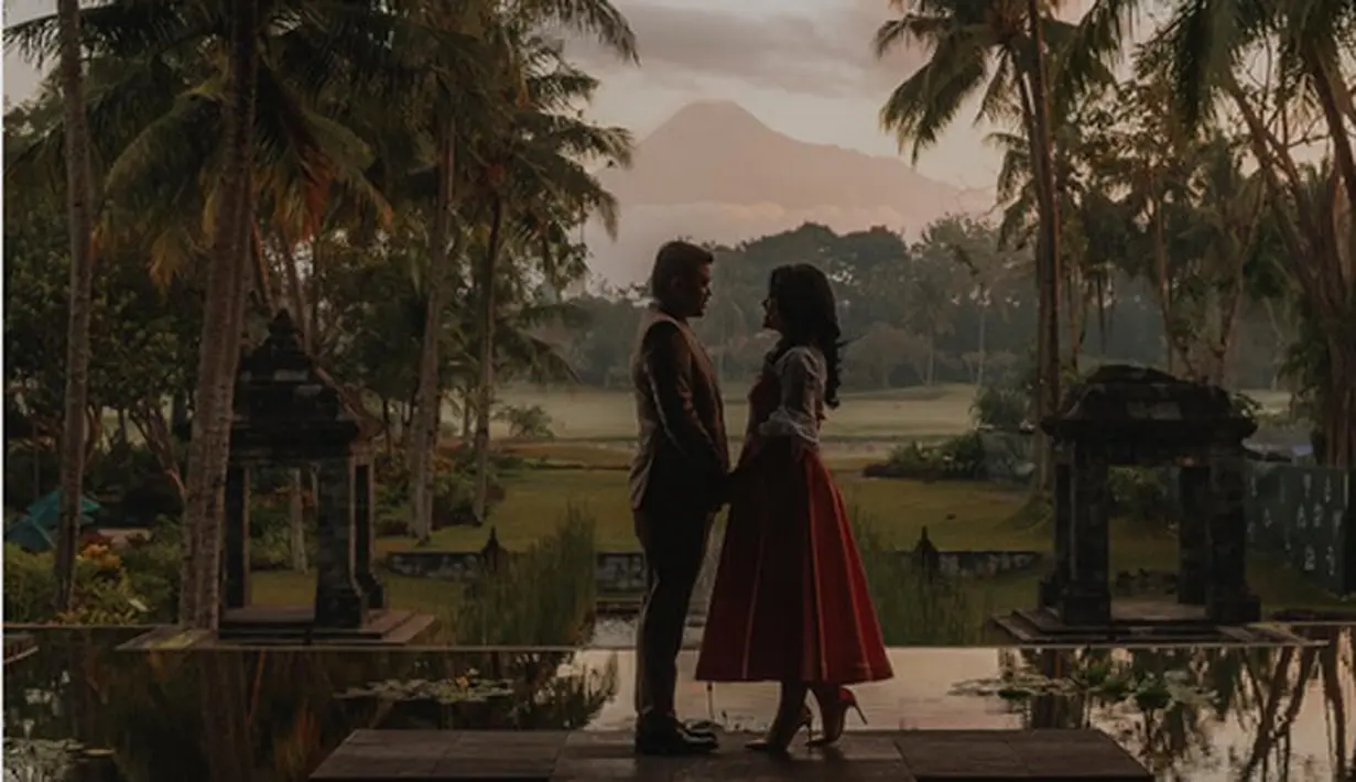 Pernikahan putri Presiden Joko Widodo tinggal menghitung hari. Rencananya Jokowi mantu putrinya pada 8 November 2017 di Solo, Jawa Tengah. Berbagai persiapan terus dilakukan demi hari bahagianya. Salah satunya foto prewedding. (Instagram/ayanggkahiyang)