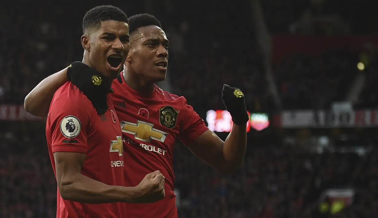 Marcus Rashford dan Anthony Martial. Keduanya menjadi top skor Manchester United pada musim 2019/2020 dengan koleksi 17 gol. Namun, Marcus Rashford melakukannya plus 9 assist hanya dari 31 laga, sementara Anthony Martial plus 7 assist dari 32 laga di Liga Inggris. (AFP/Oli Scarff)