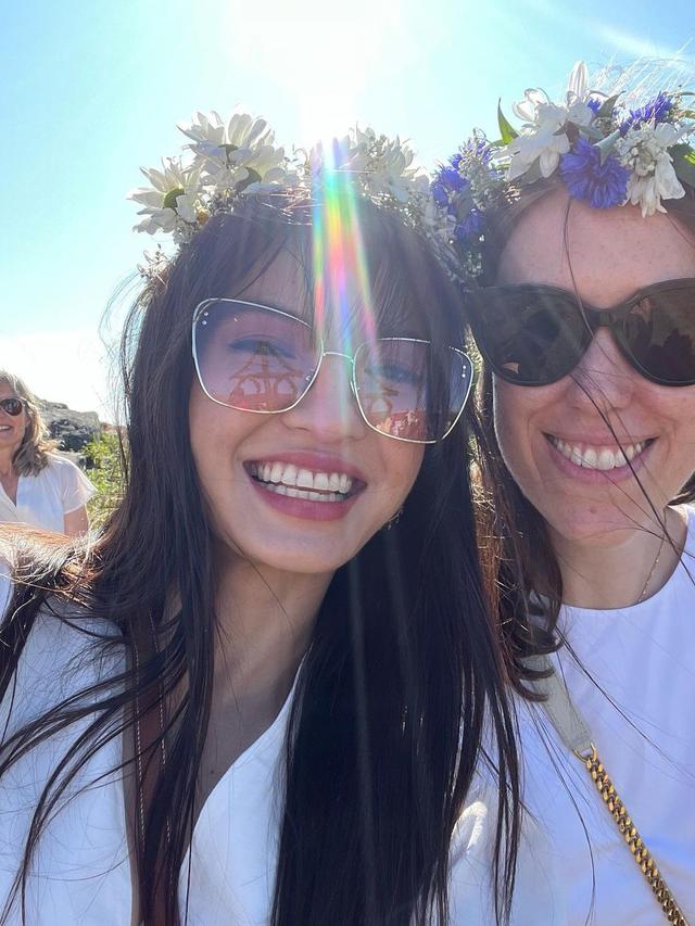 7 Potret Seru Raline Shah Rayakan Festival Midsommar di Swedia Ini Tampil Menawan