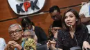 Duta Baca, Najwa Shihab (kanan) memberi keterangan usai pertemuan dengan pimpinan KPK di Gedung KPK, Jakarta, Selasa (31/10). Pertemuan membahas perkembangan kasus penyerangan penyidik KPK, Novel Baswedan. (Liputan6.com/Helmi Fithriansyah)