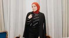 Pernah menapaki karier sebagai model, maka tak heran apabila Olla Ramlan bisa selalu tampil stylish di berbagai kesempatan. Salah satunya saat memakai busana bernuansa hitam. (Liputan6.com/IG/ollaramlanaufar)