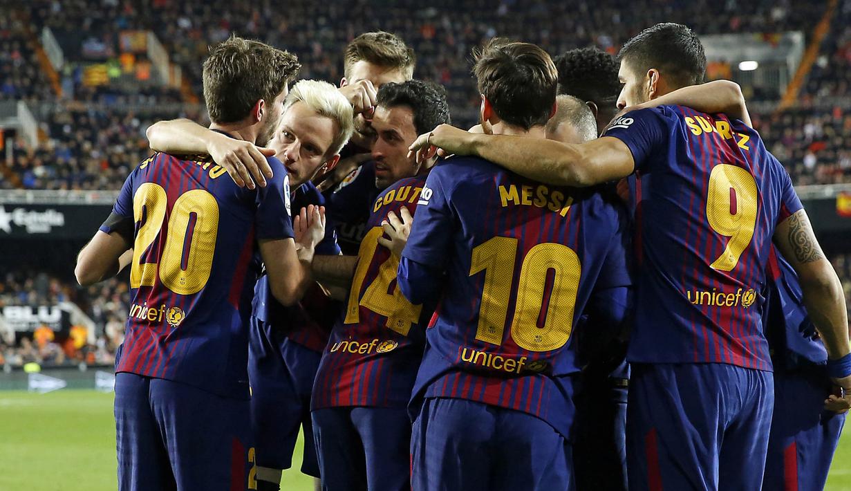 Para pemain Barcelona merayakan gol yang dicetak oleh Philippe Coutinho ke gawang Valencia pada laga leg kedua semifinal Copa del Rey di Stadion Mestalla, Kamis (8/2/2018). Barcelona menang 2-0 atas Valencia. (AP/Alberto Saiz)
