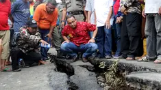 Gubernur DKI Anies Baswesdan meninjau lokasi jalan retak di  Kelurahan Kebon Manggis, Kecamatan Matraman, Jakarta Timur, Jumat (16/2). Anies melihat upaya petugas melakukan perbaikan jalan yang membuat akses kendaraan terputus. (Liputan6.com/Johan Tallo)