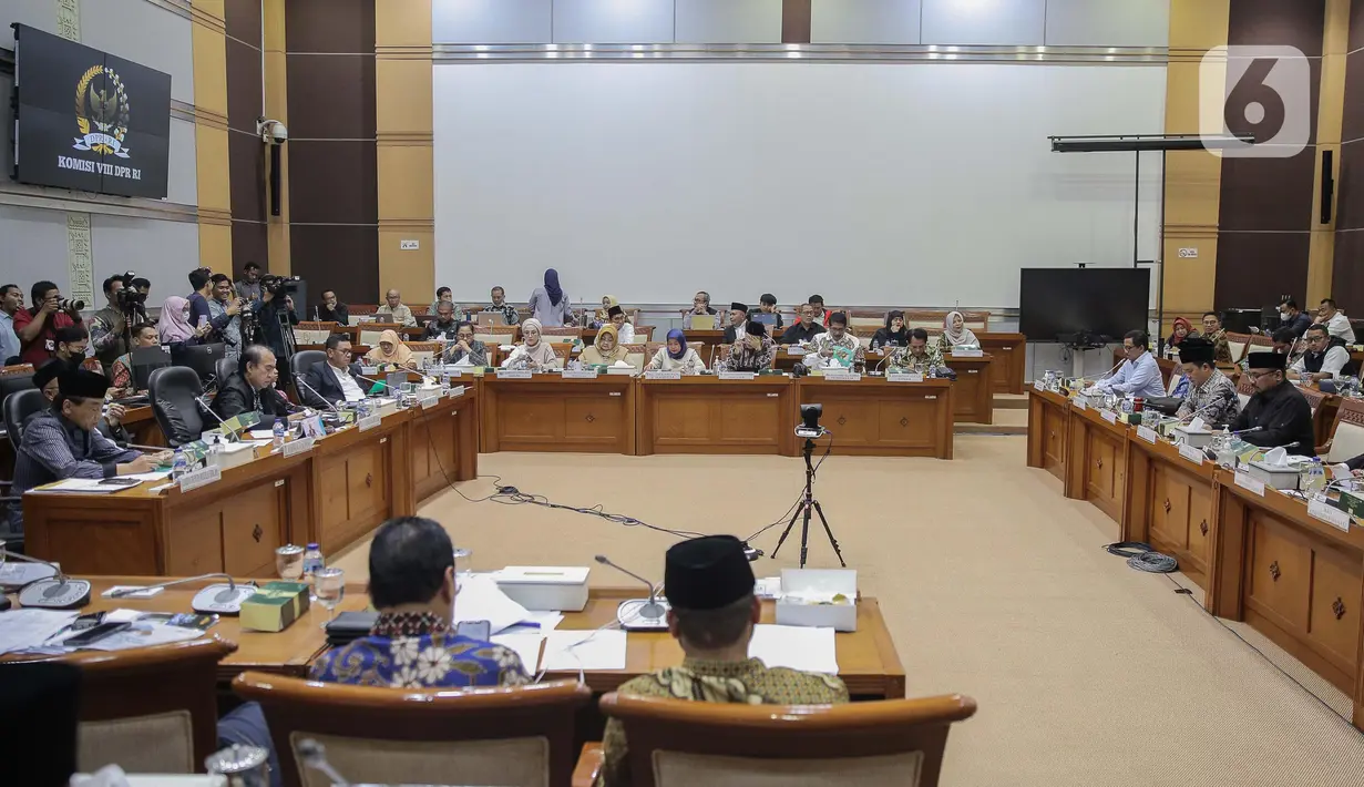 Ketua Komisi VIII DPR RI, Ashabul Kahfi (kiri tengah) saat menggelar rapat Panja Haji dengan pihak pemerintah yang terdiri dari Kemenag, BPKH, dan pihak-pihak terkait lainnya di Kompleks Parlemen, Jakarta, Rabu (15/2/2023). Pemerintah dan DPR menyepakati ongkos naik haji (ONH) atau biaya haji 2023 sebesar Rp 49,81 juta. Adapun Biaya Penyelenggaraan Ibadah Haji (BPIH) disepakati sebesar Rp90 juta. Maka besaran biaya yang harus dibayarkan jamaah adalah 55,3 persen dari BPIH atau sebesar Rp49,8 juta. (Liputan6.com/Faizal Fanani)