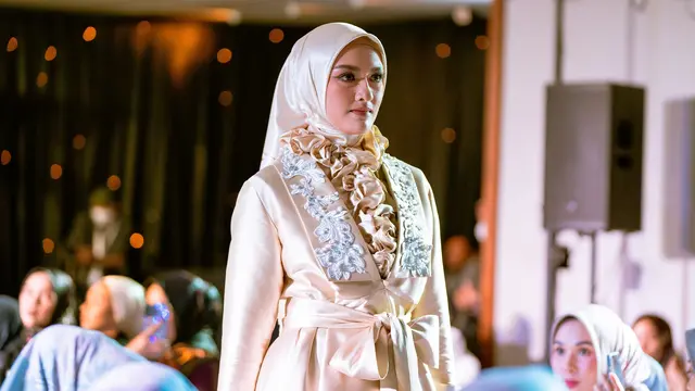Inovasi Pertama di Indonesia Hijab Satin dengan Lubang Mikroskopis yang Bikin Adem dan Terlihat Elegan