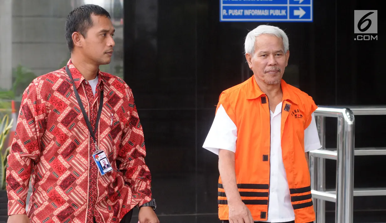 Ekspresi Dirut PT Mawatindo Road Construction, Hobby Siregar akan menjalani pemeriksaan di KPK, Jakarta, Jumat (21/12). Hobby Siregar diperiksa terkait dugaan korupsi proyek peningkatan jln Batu Panjang, Prov Riau 2013-2015. (Merdeka.com/Dwi Narwoko)