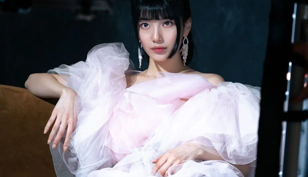 Di berbagai pemotretan yang dilakukan Bae Suzy untuk k-drama terbarunya ini juga memperlihatkan visualnya yang luar biasa. Seperti Bae Suzy yang dibalut dress pink muda ini. [Foto: Instagram/skuukzky]