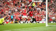 Penyerang Manchester United, Romelu Lukaku (kanan) saat memasukan bola ke gawang West Ham United pada pertandingan perdana Liga Inggris di Old Trafford, Manchester, Inggris, (13/8). Lukaku mencetak dua gol di pertandingan ini. (AP Photo/Dave Thompson)